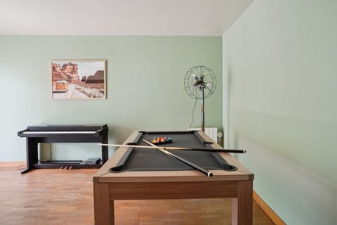 Billiard, Game Room