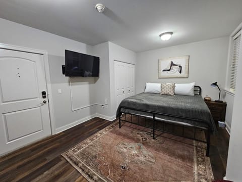 Cozy King Bed Stay at the Historic Inman - 201 Condominio in Champaign