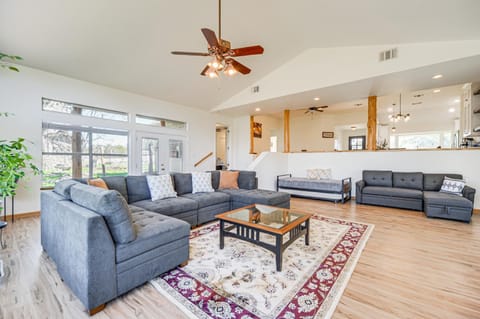 Spacious Dripping Springs Getaway with Fire Pit! Haus in Dripping Springs