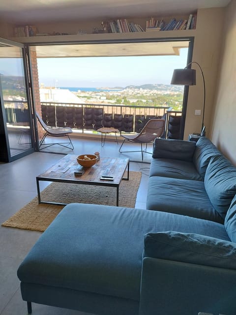 View (from property/room), Balcony/Terrace, Living room