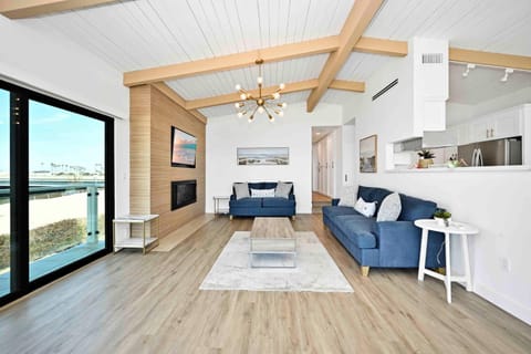 Immaculate Home with 180 degree views of the Beach & Ocean Casa in Huntington Beach