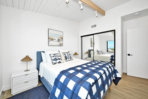 Immaculate Home with 180 degree views of the Beach & Ocean Casa in Huntington Beach