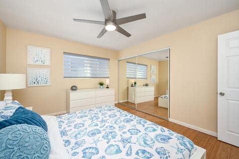Giant Home Sleep 20, Perfect for Multi Family Vacation steps from the Sand Casa in Balboa Peninsula
