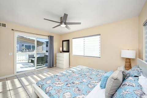 Giant Home Sleep 20, Perfect for Multi Family Vacation steps from the Sand Maison in Balboa Peninsula