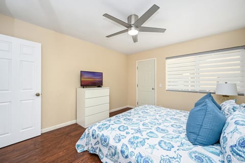 Giant Home Sleep 20, Perfect for Multi Family Vacation steps from the Sand Haus in Balboa Peninsula