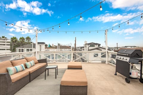 7 Bedroom Duplex Home with Rooftop & Peek-A-Boo Ocean View House in Balboa Peninsula