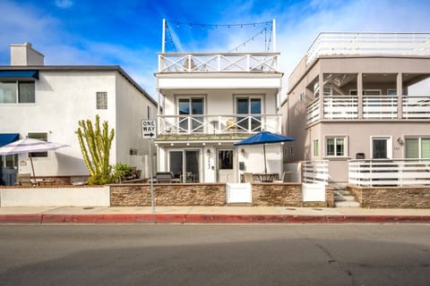 7 Bedroom Duplex Home with Rooftop & Peek-A-Boo Ocean View House in Balboa Peninsula