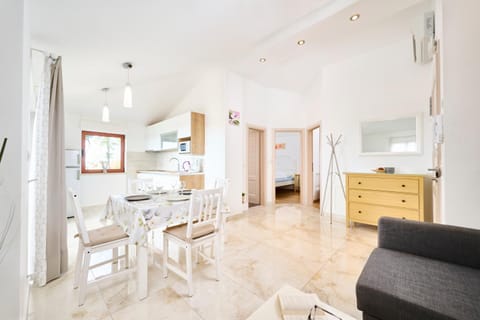 Day, Kitchen or kitchenette, Living room, Seating area, Dining area, Time of day