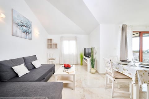 Spring, Day, Summer, Living room, Seating area, Dining area, Time of day