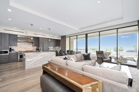 True Luxury Living in Fashion Island with Elevator and Ocean Views Casa in Corona Del Mar