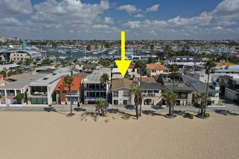 Oceanfront Triplex on Boardwalk with Ocean Views and Patio Haus in Balboa Peninsula