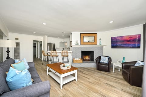 Oceanfront Triplex on Boardwalk with Ocean Views and Patio Haus in Balboa Peninsula