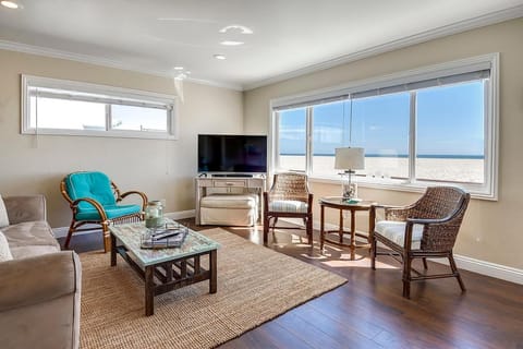 TWO BEACHFRONT BUNGALOWS ON THE SAND IN Newport Beach House in Balboa Peninsula