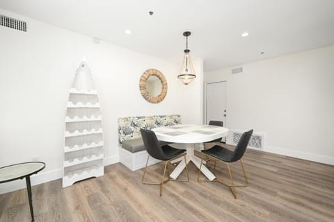 3 Bedroom Renovated Condo on Balboa Island Casa in Balboa Island