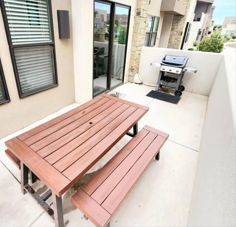 What a rooftop deck! House in Washington