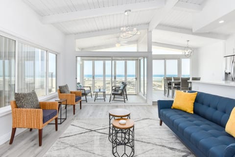 6 Bedroom Remodeled Home on the Oceanfront House in Newport Beach