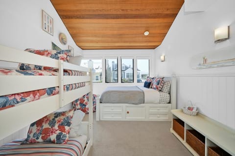 4 bedroom Home in Quiet Neighborhood near Beach House in Balboa Peninsula