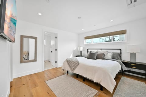 4 Bedrooms in BRAND NEW Luxury built Home walk to the beach Casa in Balboa Peninsula