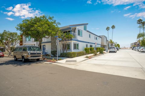 Brand New Modern Home by the Beach with Patio & BBQ House in Balboa Peninsula