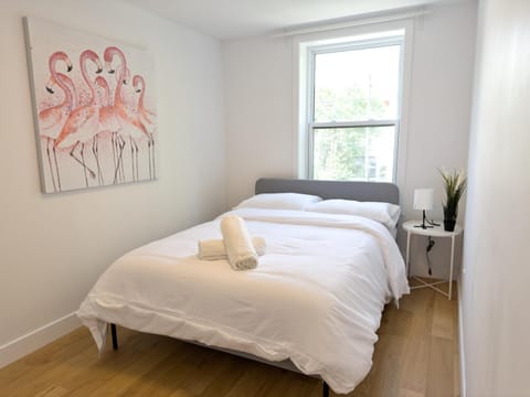 Gorgeous Renovated 3 BedR Downtown 2mins to Metro! Eigentumswohnung in Laval