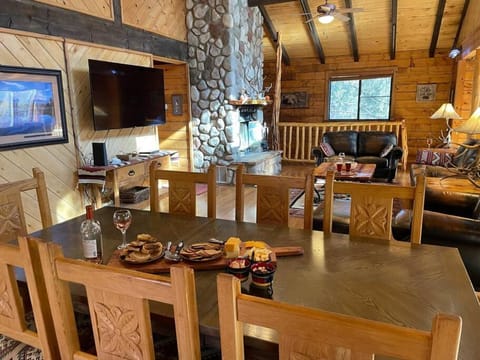 Classy, comfy 3-story log cabin: Hot tub+game room Chalet in Ruidoso