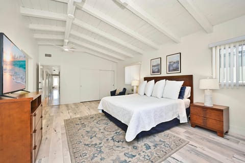 Beachfront home with Sweeping Ocean Views, AC, Walk to the Pier, Restaurants, Shops, Activities House in Balboa Peninsula