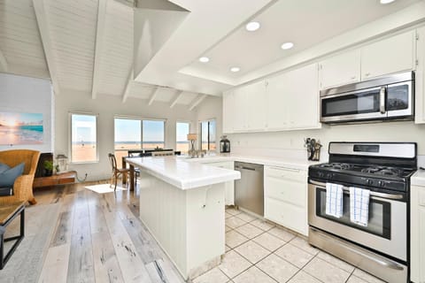 Beachfront home with Sweeping Ocean Views, AC, Walk to the Pier, Restaurants, Shops, Activities House in Balboa Peninsula