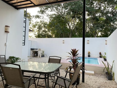 Kaab: Exclusividad y confort en un oasis vacacional con piscina House in Merida