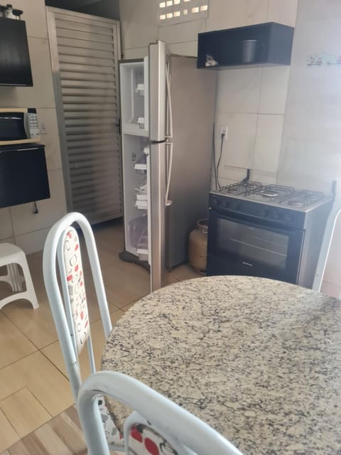 Casa mobiliada para hospedagens há 5min do aeroporto e com piscina para o lazer a piscina poderá ser compartilhada caso tenha mais hóspedes nas outras duas casas Apartment in João Pessoa