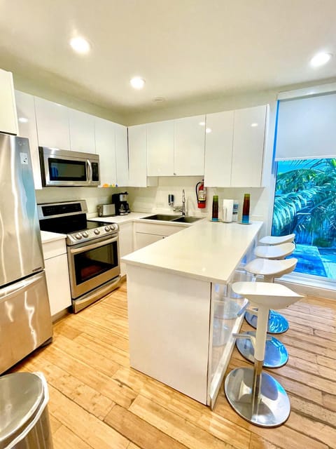 30 GUESTS LUXURY SOUTH BEACH SUITES w ROOFTOP Apartment in Flamingo Lummus