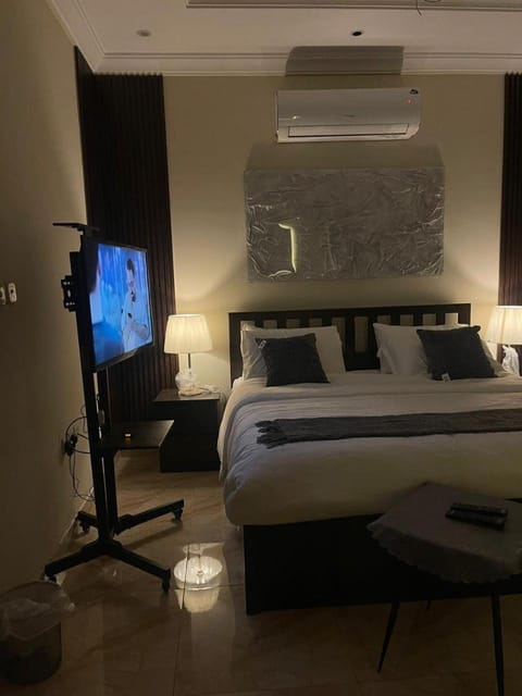 Bed, TV and multimedia, Photo of the whole room, Bedroom, air conditioner