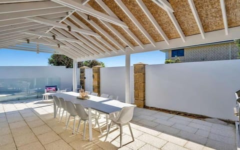 Beachfront Bliss - Private Pool and Beach Access House in Mandurah