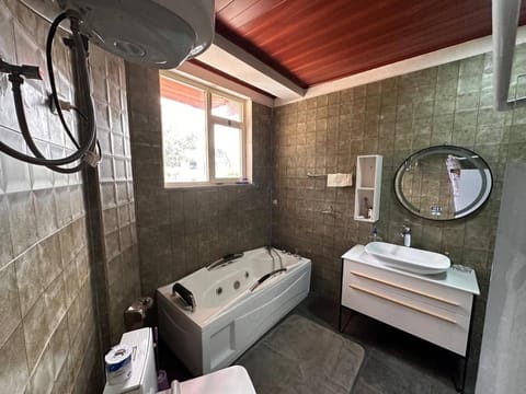 Kebena spacious room with private jacuzzi and walk in closet Casa vacanze in Addis Ababa