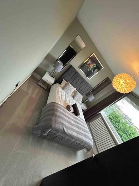 Bed, TV and multimedia, Bedroom