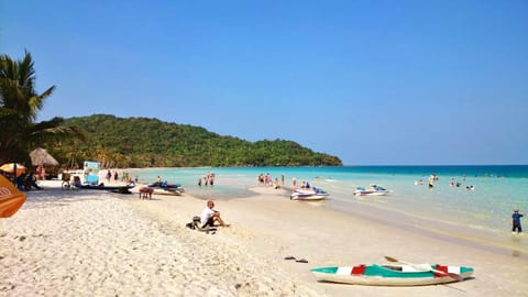 Nearby landmark, Day, People, Natural landscape, Beach, group of guests