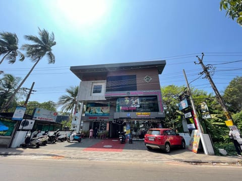 Property building, Day, Neighbourhood, Street view, Location