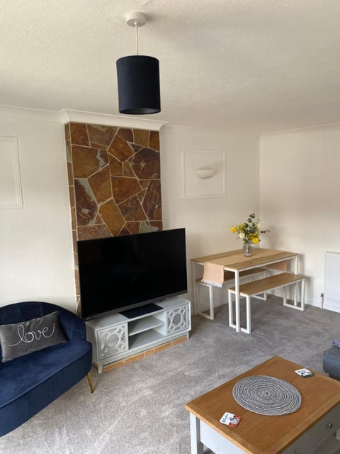 Spacious 2 Bed Village Flat sleeps 4/6 Apartment in Nottingham