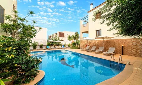 Property building, Patio, Day, Pool view, Swimming pool, sunbed