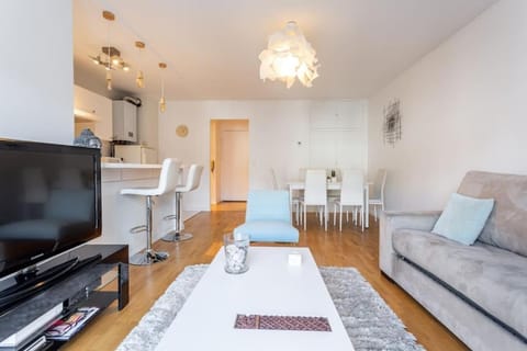 Cosy/La Defense 15min walking15 min Champs Elysees Apartment in Puteaux