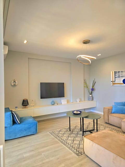 Communal lounge/ TV room, TV and multimedia, Living room, Seating area, Evening entertainment