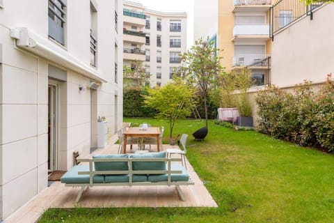 New Garden/ 10min La Defense /30 Min Tour Eiffel/ 20 min LesChamps Apartment in Puteaux