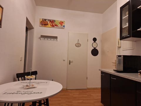 Kitchen or kitchenette, Dining area, minibar, stove