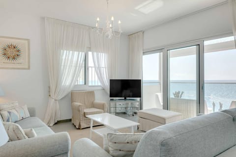 Natural landscape, TV and multimedia, Living room, Seating area, Sea view