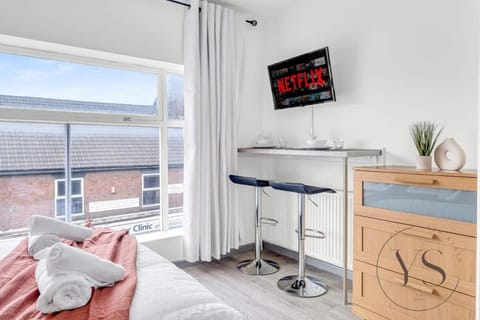 Terracotta Longton Studio 1a - Wi-Fi, Alton Towers, Netflix Apartment in Stoke-on-Trent