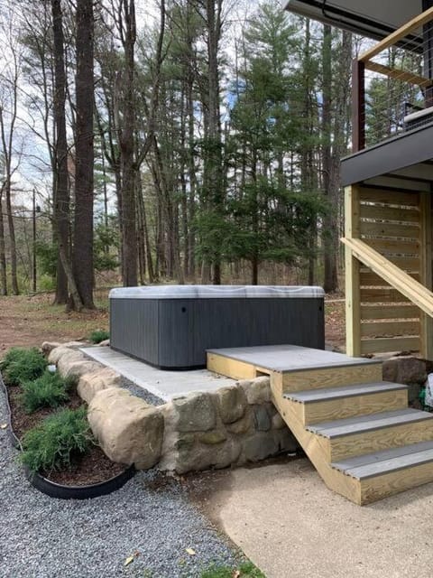 Modern Lodge on 6 acres - 15 mins to Camelback House in Pocono Mountains