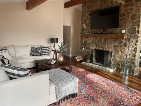 Modern Lodge on 6 acres - 15 mins to Camelback House in Pocono Mountains