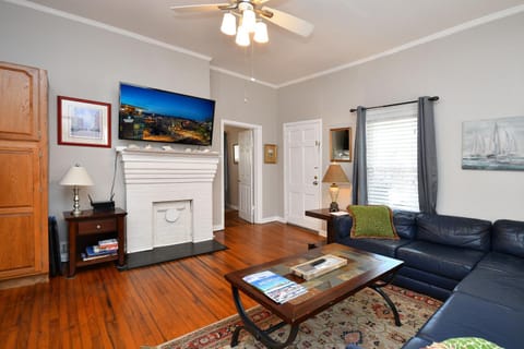 Comfy Cottage: Minutes from Main St, Private Yard House in Greenville