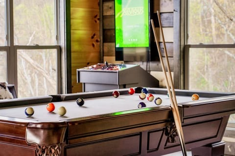 Billiard, Game Room