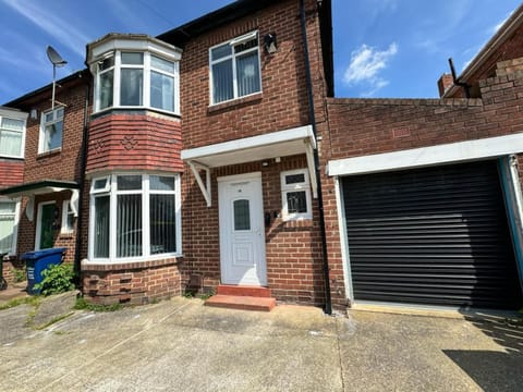 Property building, Day, Neighbourhood, Street view, Parking