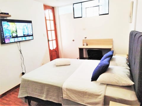 Bed, TV and multimedia, Photo of the whole room, Seating area, Bedroom, towels